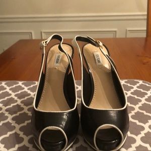 GUESS BLACK AND WHITE DRESS SANDAL